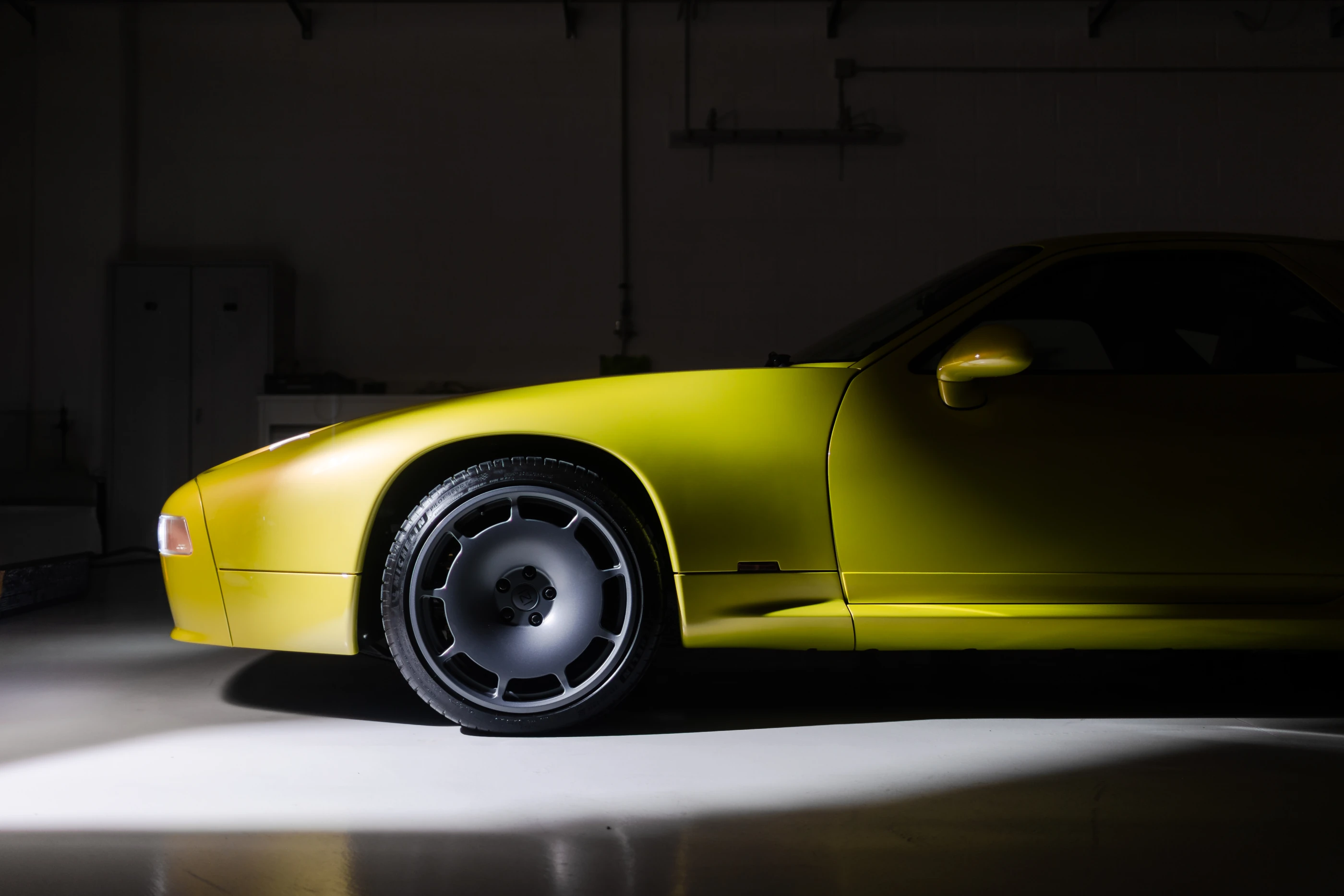 完成 PPF 保護的黃色 Nardone Porsche 928 車身及表面反光