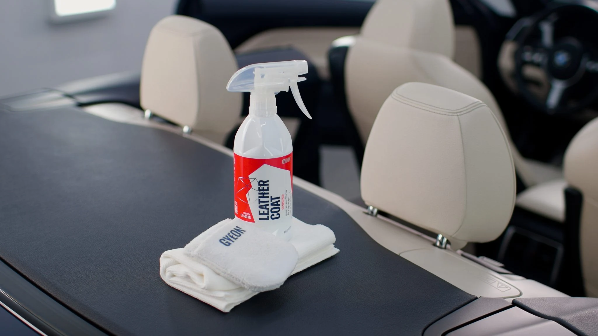 Q² LeatherCoat 與毛巾放於皮革座椅
