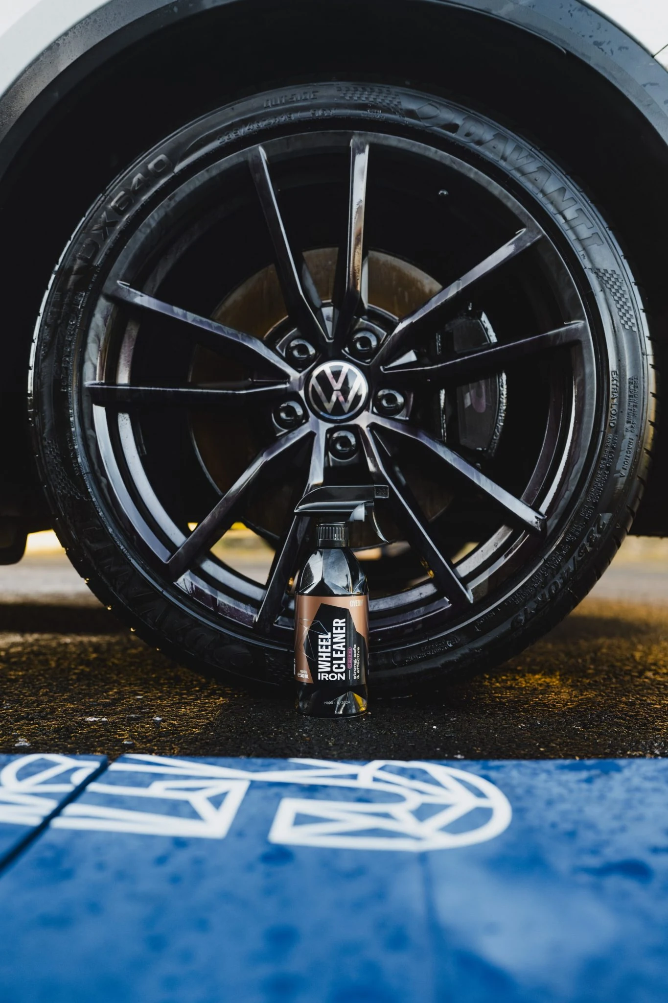 Q²M Iron WheelCleaner 瓶身放於輪圈旁
