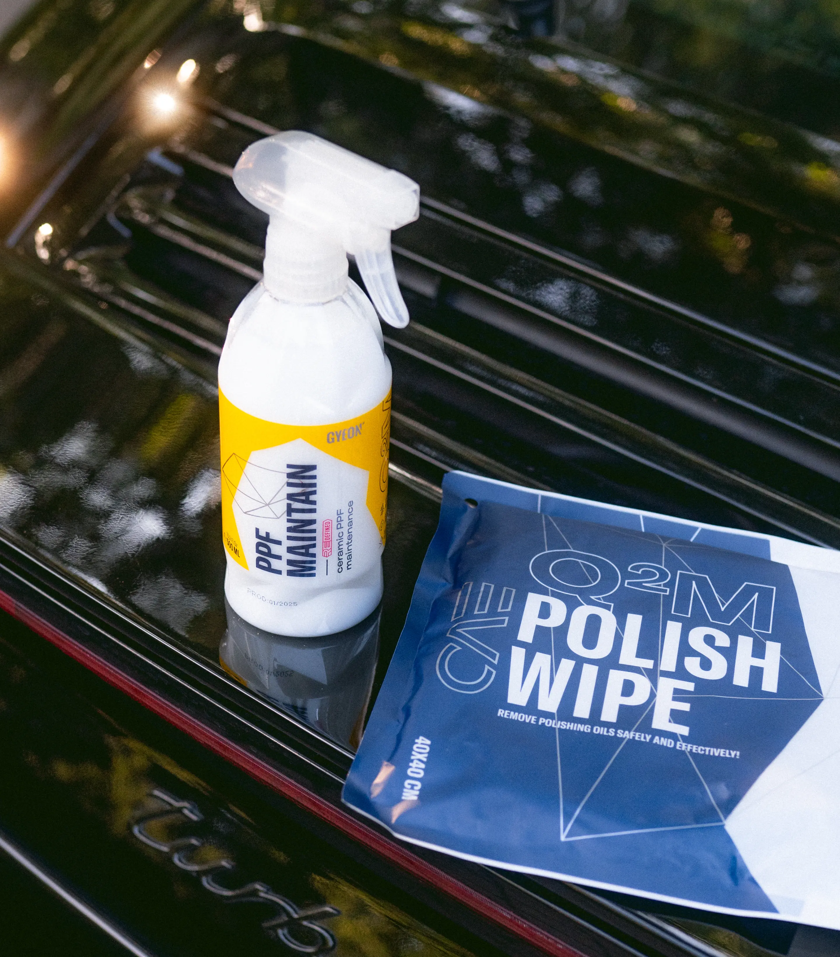 Q²M PPF Maintain 與 Polish Wipe 放於車尾蓋上