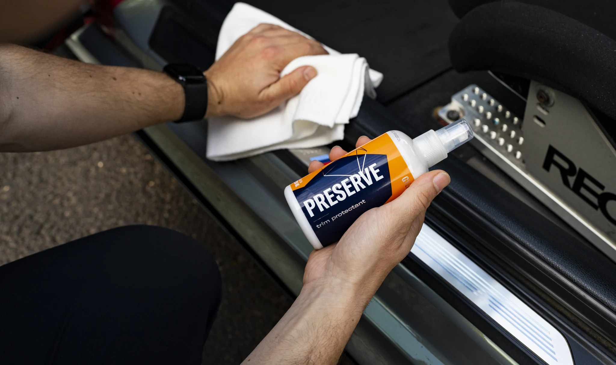 手持 Q²M Preserve 及白色纖維毛巾,車廂膠件在旁